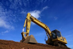 土手の上の重機