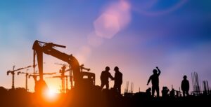 夕焼けと作業員