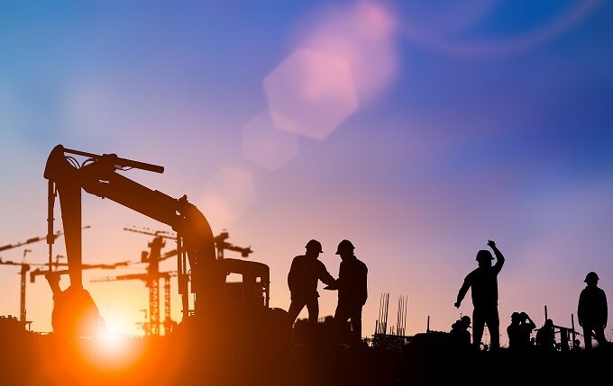 夕焼けと作業員